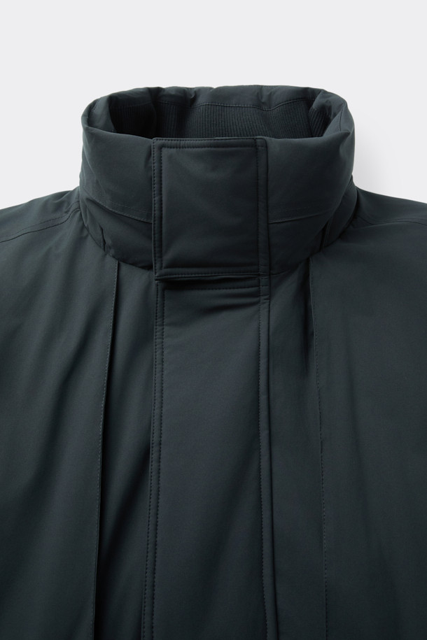 세련된 그레이 롱 다운 재킷입니다. 겨울철 추위를 완벽하게 막아줄 두꺼운 두께감과 오버핏 디자인으로 편안한 착용감을 선사합니다. 미니멀하고 베이직한 스타일로, 출근룩을 포함한 다양한 일상 패션에 활용하기 좋습니다. 80:20 구스다운 충전재와 YKK 2-Way 지퍼, 사이드 지퍼 슬릿, 히든 포켓 디테일로 기능성과 디자인을 모두 갖췄습니다. 폴리에스테르 소재로 제작되어 관리가 용이하며, 긴 소매 기장으로 보온성을 높였습니다.
