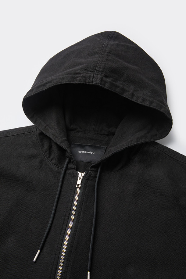 **[BISCO SMITH] 블랙 코튼 후드 집업 재킷**

[BISCO SMITH] 블랙 코튼 후드 집업 재킷은 봄, 가을 간절기에 적합한 아우터입니다. 캐주얼, 스트릿 스타일을 넘나드는 디자인으로, 릴랙스 핏의 크롭 기장이 특징입니다. 면 소재로 제작되어 두꺼운 두께감을 자랑하며, YKK 2-Way 지퍼, 후드 및 밑단 스트링, 전면 포켓 등 실용적인 디테일이 돋보입니다. 'AsAbove' 작품 자수 디테일이 돋보이는 이 재킷은 동네 마실룩, 캠핑룩 등 다양한 TPO에 활용하기 좋습니다.
