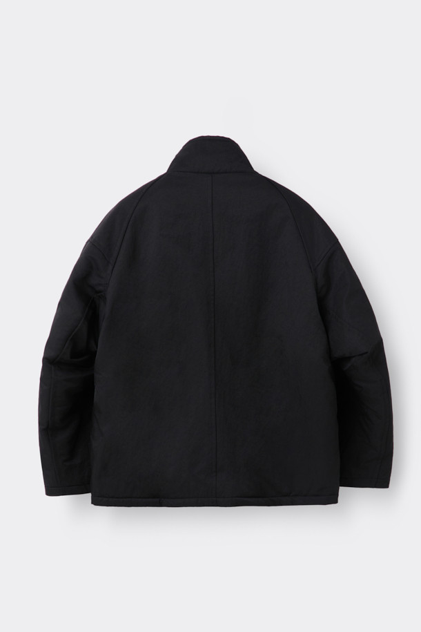 [HED MAYNER] 블랙 오버사이즈 핏 패딩 파카는 겨울철 일상과 출근룩에 모두 잘 어울리는 남성용 점퍼입니다. 부드러운 나일론 소재와 두꺼운 두께감으로 보온성을 높였으며, 오버핏 디자인과 라운드 숄더, 소매 스트랩 디테일이 특징입니다. 퀼팅 안감과 내외부 포켓 구성으로 실용성을 더했으며, 지퍼 여밈 방식으로 간편하게 착용할 수 있습니다. 미니멀하고 시크한 스타일을 연출하기에 좋으며, 다양한 룩에 활용하기 용이합니다.
