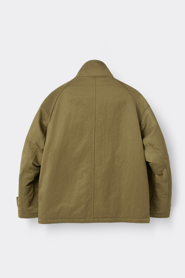 [HED MAYNER] 골드 오버사이즈 핏 패딩 파카는 겨울철 일상과 출근룩에 모두 잘 어울리는 남성용 아우터입니다. 모던한 무드의 무지 디자인에 오버핏으로 제작되어 편안하면서도 세련된 스타일을 연출합니다. 두꺼운 두께감의 나일론 소재와 퀼팅 안감으로 보온성을 높였으며, 구조적인 패턴과 소매 스트랩 디테일이 특징입니다. 집업 스타일로 간편하게 착용 가능하며, 내부 및 외부 포켓과 포켓 하단 포인트 라벨이 실용성을 더합니다. 미니멀, 클래식, 시크한 스타일을 즐기는 분들께 추천하는 패딩입니다.
