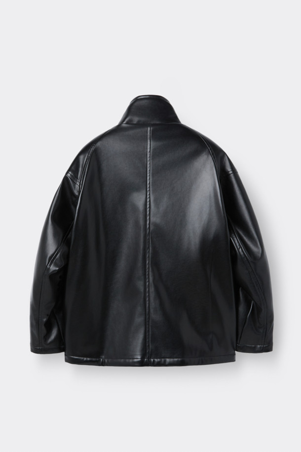 HED MAYNER (헤드 메이너)의 블랙 페이크 레더 패디드 파카는 겨울철 일상에서 모던하고 미니멀한 스타일을 연출하기에 완벽한 아우터입니다. 부드러운 합성 가죽 소재에 넉넉한 오버핏 실루엣으로 편안한 착용감을 선사하며, 퀼팅 안감과 두꺼운 두께로 뛰어난 보온성을 제공합니다. 라운드 숄더, 소매 스트랩, 내/외부 포켓, YKK 2-Way 지퍼, 은은한 광택감 등의 디테일이 돋보이며, 긴 소매 기장으로 세련된 분위기를 더합니다. 시크하고 캐주얼한 스타일을 즐기는 남성분들께 추천하는 아이템입니다.
