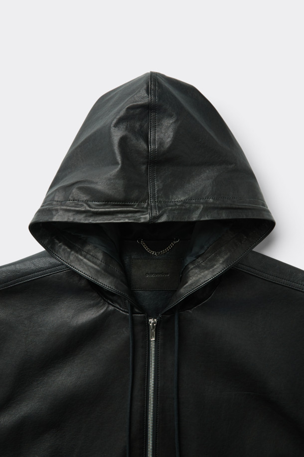 세련된 블랙 컬러의 소가죽 후드 집업 재킷입니다. 캐주얼, 클래식, 미니멀 스타일을 모두 아우르는 디자인으로, 봄, 가을 시즌에 활용하기 좋습니다. 부드러운 촉감과 두꺼운 두께감으로 편안하면서도 고급스러운 착용감을 선사합니다. YKK 지퍼를 사용하여 내구성을 높였으며, 데일리룩부터 모임룩, 출근룩까지 폭넓게 활용 가능합니다. 레귤러 핏으로 제작되어 어떤 체형에도 잘 어울립니다.
