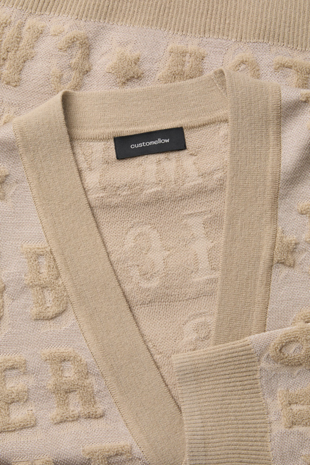베이지 레터링 자카드 Y 가디건은 간절기에 스타일리시함을 더해줄 남성용 상의입니다. 부드러운 레이온, 아크릴, 울, 폴리에스테르 혼방 소재로 제작되어 편안한 착용감을 선사합니다. 크롭 기장에 릴랙스 핏으로 트렌디하며, 캐주얼, 미니멀, 클래식 스타일을 모두 아우르는 디자인입니다. 브이넥, 긴 소매, 얇은 두께감, 12GG의 자카드 짜임, 부드러운 촉감으로 이루어져 데이트룩과 봄 소풍룩에 적합합니다. 레터링 자카드 패턴이 돋보이는 이 가디건은 당신의 패션 감각을 한층 끌어올려 줄 것입니다.
