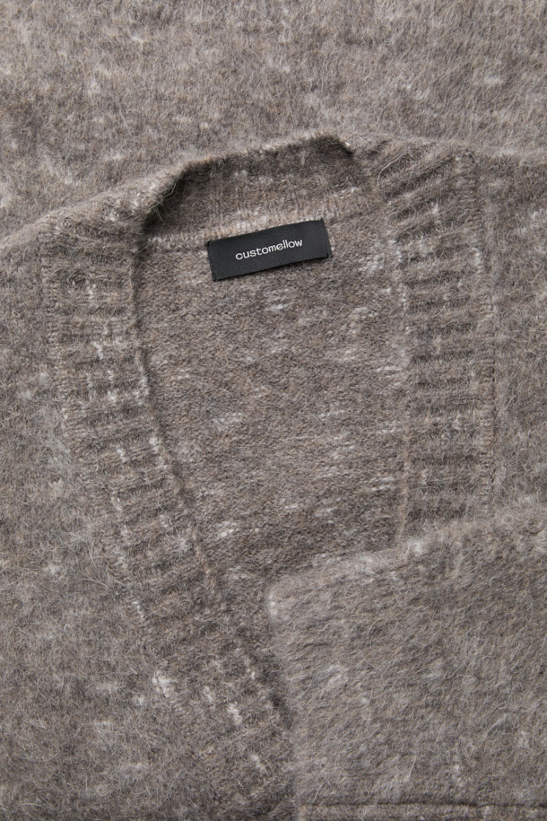 **Grey 모헤어 가디건**

부드러운 촉감의 그레이 컬러, 남성용 모헤어 가디건입니다. 릴랙스 핏에 브이넥 디자인으로 편안한 착용감을 선사하며, 가을/겨울 시즌에 적합합니다. 5GG 게이지, 멜란지 원사, 헤어리한 텍스처가 특징이며, 캐주얼, 미니멀, 클래식 스타일을 소화합니다. 출근룩과 모임룩 등 다양한 TPO에 활용 가능하며, 두꺼운 두께감으로 따뜻하게 착용할 수 있습니다. 아크릴, 나일론, 울, 모헤어, 폴리우레탄 혼방 소재로 제작되었습니다.
