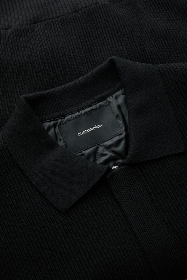 블랙 라인 칼라 가디건은 남성용 상의로, 가을과 겨울에 착용하기 좋은 두꺼운 두께의 니트/스웨터입니다. 코튼 86%와 울 14% 혼방 소재로 제작되어 부드러운 촉감을 선사하며, 퀼팅 안감으로 보온성을 높였습니다. 릴랙스 핏과 긴소매 디자인, 무지 패턴으로 베이직하고 미니멀한 스타일을 연출합니다. 2X1 립 카라와 1OZ 하스 충전재를 사용하여 아우터형 스웨터로도 활용 가능하며, 출근룩과 클래식, 미니멀, 캐주얼 스타일 모두에 잘 어울립니다.
