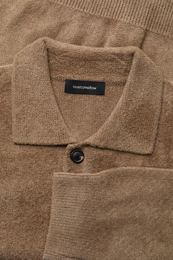 깊이 있는 분위기를 연출하는 브라운 컬러의 셔닐 카라 가디건입니다. 부드러운 촉감의 셔닐 원사를 사용하여 포근하고 따뜻한 착용감을 선사하며, 사이드 배색 파이핑 포인트가 은은한 멋을 더합니다. 릴랙스핏으로 편안하게 착용 가능하며, 가을, 겨울 시즌 데이트룩, 모임룩 등 다양한 TPO에 활용하기 좋습니다. 베이직, 캐주얼, 클래식, 미니멀 스타일을 즐기는 남성분들께 추천하며 버튼 여밈으로 간편하게 착용할 수 있습니다. 두꺼운 두께감으로 보온성을 높였습니다.
