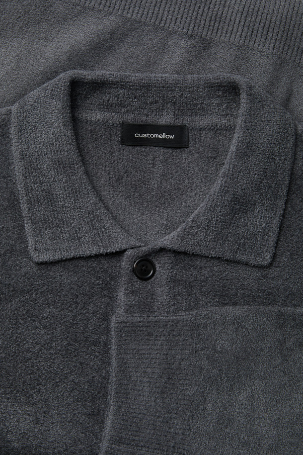 **그레이 셔닐 카라 가디건**은 부드러운 셔닐 원사를 사용하여 포근한 착용감을 선사합니다. 릴랙스 핏으로 편안함을 강조하며, 캐주얼 및 클래식 스타일을 모두 아우르는 디자인입니다. 카라넥과 사이드 배색 파이핑 디테일이 돋보이며, 버튼 여밈으로 간편하게 착용할 수 있습니다. 가을, 겨울철 출근룩과 모임룩에 활용하기 좋은 두꺼운 두께감의 긴소매 니트/스웨터입니다.
