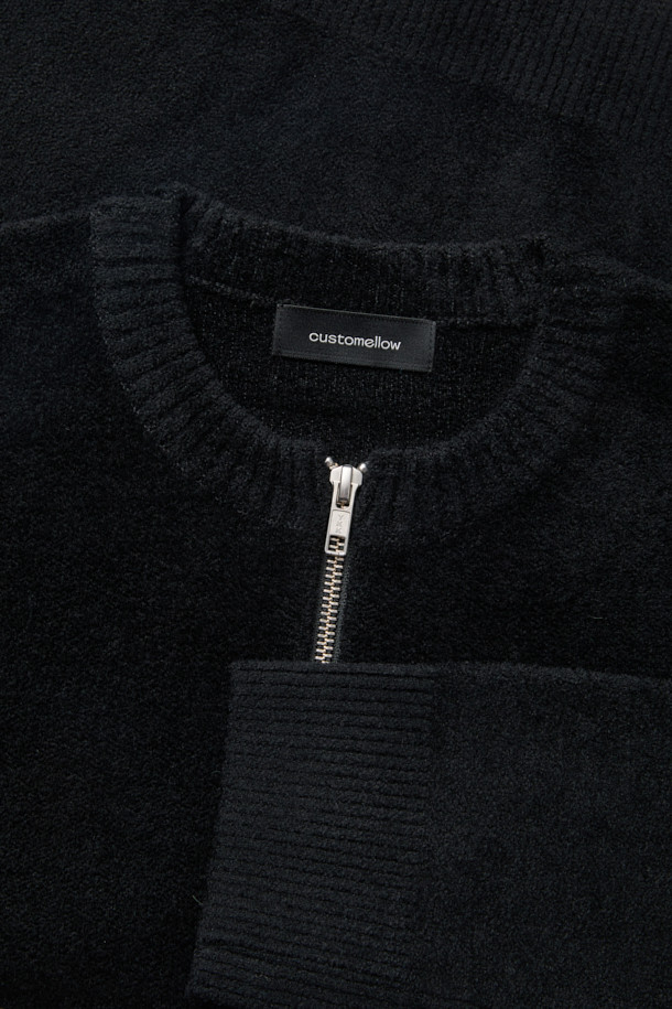 블랙 셔닐 라운드 짚 카디건은 부드러운 촉감의 셔닐 원사를 사용하여 제작된 남성용 니트/스웨터입니다. 가을, 겨울 시즌에 어울리며, 릴랙스 핏으로 편안하게 착용 가능합니다. 라운드넥 디자인에 투웨이 집업 여밈 방식으로 실용성을 더했으며, 어깨선 실리콘 테이프와 사이드 배색 파이핑 디테일로 포인트를 주었습니다. 출근룩과 모임룩, 캐주얼 및 미니멀 스타일을 즐겨 입는 남성에게 추천하는 베이직하고 세련된 아이템입니다. 두꺼운 두께감으로 따뜻하게 착용할 수 있습니다.
