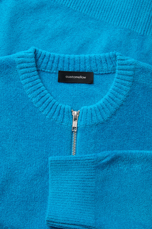 블루 쉐닐 라운드 짚 카디건은 부드러운 촉감의 릴랙스핏 남성용 가을/겨울 니트/스웨터입니다. 캐주얼, 미니멀, 클래식 스타일을 아우르며, 일상복이나 출근룩, 모임룩에 적합합니다. 두꺼운 두께감의 라운드넥 긴소매 디자인으로, 2-Way 짚업과 사이드 배색 파이핑 디테일이 특징입니다. 나일론, 레이온, 폴리에스터 혼방 소재로 제작되어 편안함과 보온성을 동시에 제공합니다.
