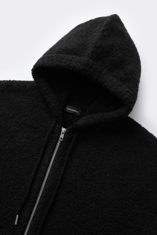 블랙 클라우드 후드 집업 가디건은 가을, 겨울 시즌의 캐주얼 스타일을 위한 남성 의류입니다. 부드러운 촉감의 웨이브 부클사를 사용하여 제작되었으며, 3GG 두께감으로 보온성을 높였습니다. 릴랙스핏으로 편안한 착용감을 제공하며, 캥거루 포켓과 2-Way 집업 디테일로 실용성을 더했습니다. 무지 디자인에 후드 네크라인으로 스포티한 느낌을 더하여 미니멀하고 클래식한 스타일을 연출하기 좋습니다. 폴리에스테르, 나일론, 아크릴, 울, 폴리우레탄 혼방의 고급 소재를 사용하여 제작되었습니다.
