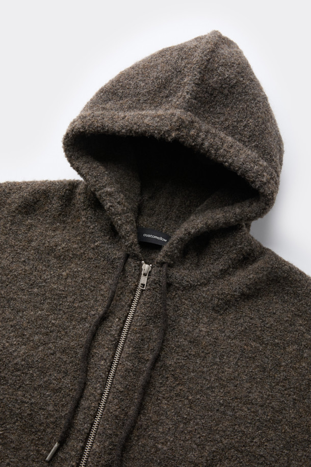 브라운 클라우드 후드 집업 가디건은 가을, 겨울 시즌에 어울리는 남성용 니트/스웨터입니다. 릴랙스핏으로 편안한 착용감을 선사하며, 두꺼운 두께감과 부드러운 촉감의 웨이브 부클사 소재로 제작되어 보온성을 높였습니다. 캥거루 포켓과 2-Way 집업 디테일이 실용성을 더하고, 후드 디자인으로 캐주얼하고 미니멀한 스타일을 연출합니다. 무지 패턴의 브라운 컬러로 다양한 스타일에 매치하기 용이한 데일리 아이템입니다.
