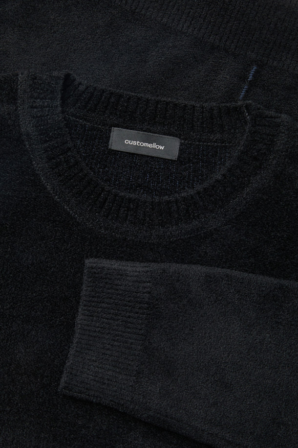 블랙 셔닐 라운드 넥 스웨터는 가을과 겨울, 쌀쌀한 날씨에 따뜻함과 스타일을 모두 갖춘 남성용 상의입니다. 부드러운 셔닐 소재로 제작되어 뛰어난 촉감을 자랑하며, 레귤러핏과 두꺼운 두께로 편안한 착용감을 선사합니다. 베이직하고 캐주얼한 무드로, 출근룩이나 모임룩 등 다양한 TPO에 활용 가능합니다. 뒷면 톤온톤 자가드 배색 스티치와 사이드 배색 파이핑 디테일이 돋보이며, 캐주얼, 클래식, 미니멀 스타일을 모두 소화할 수 있습니다.
