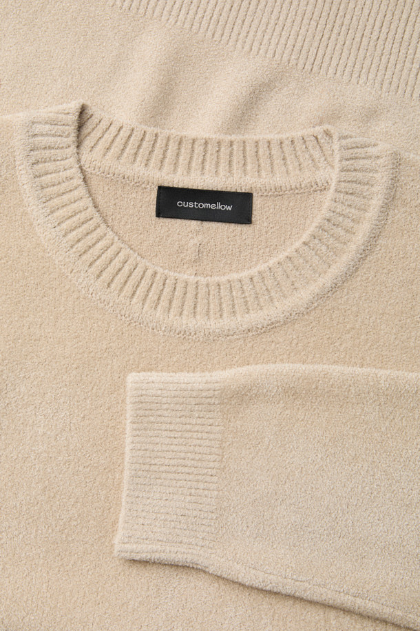 아이보리 셔닐 라운드 넥 스웨터는 가을과 겨울, 출근룩과 비즈니스 캐주얼에 어울리는 남성용 상의입니다. 부드러운 셔닐 소재로 제작되어 포근한 착용감을 선사하며, 레귤러 핏으로 편안하게 착용할 수 있습니다. 베이직한 디자인에 톤온톤 자가드 배색 스티치와 사이드 배색 파이핑 포인트를 더해 미니멀하면서도 클래식한 멋을 연출합니다. 두꺼운 두께감과 긴 소매 기장으로 보온성을 높였으며, 무지 패턴의 아이보리 컬러로 다양한 스타일과 매치하기 용이합니다. 일상에서 편안하게, 혹은 비즈니스 캐주얼 스타일로 활용하기 좋은 아이템입니다.
