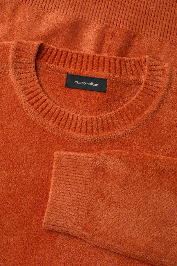 오렌지 셔닐 라운드 넥 스웨터는 부드러운 촉감의 셔닐 소재로 제작되어 가을, 겨울 시즌에 따뜻하게 착용하기 좋습니다. 베이직하고 캐주얼한 스타일로, 출근룩이나 모임룩 등 다양한 TPO에 활용할 수 있습니다. 레귤러핏에 라운드넥 디자인으로 편안한 착용감을 선사하며, 두꺼운 두께감으로 보온성을 높였습니다. 톤온톤 자가드 배색 스티치와 사이드 배색 파이핑 디테일, 고급스러운 발색감이 돋보이는 남성용 스웨터입니다. 캐주얼, 클래식, 미니멀 스타일을 모두 아우르는 활용도 높은 아이템입니다.
