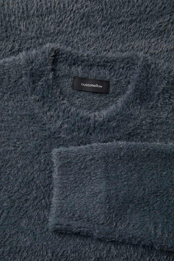 그레이 헤어리 라운드 넥 스웨터는 남성용으로, 가을과 겨울에 따뜻하게 입을 수 있는 두꺼운 두께의 상의입니다. 부드러운 촉감과 베이직하고 캐주얼한 스타일로, 데일리룩과 모임룩 모두에 활용하기 좋습니다. 레귤러 핏에 긴 소매 기장으로 제작되었으며, 라운드 넥 디자인과 헤어리 패턴이 특징입니다. 날개사 소재를 사용하여 포근함을 더하였으며, 캐주얼, 클래식, 미니멀 스타일을 즐겨 입는 분들께 추천합니다.
