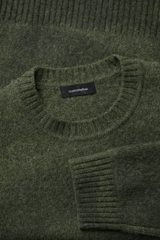 그린 스테인 프린팅 라운드 넥 스웨터는 RWS Wool 100% 원사를 사용하여 제작되어 부드러운 촉감을 선사합니다. 남성용으로, 가을과 겨울에 따뜻하게 착용할 수 있는 두꺼운 두께감의 레귤러핏 스웨터입니다. 캐주얼, 클래식, 미니멀 스타일을 소화하며, 출근룩과 모임룩으로 활용하기 좋습니다. 라운드넥 디자인에 스테인 프린트가 더해져 개성 있는 스타일을 연출합니다. 긴 소매 기장으로 보온성을 높였습니다.
