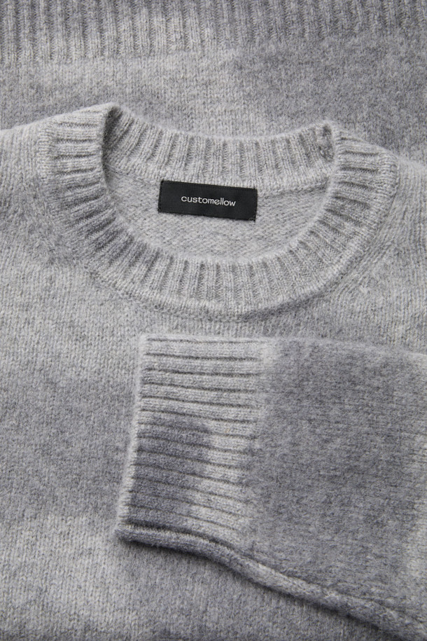 그레이 스테인 프린팅 라운드넥 스웨터는 남성용으로, 가을과 겨울에 착용하기 좋은 두꺼운 울 소재의 긴소매 스웨터입니다. 베이직한 스타일의 레귤러핏으로 제작되었으며, 라운드넥 디자인에 스테인 프린팅으로 포인트를 주어 클래식, 미니멀, 캐주얼 룩을 연출하기 좋습니다. RWS 울 100% 원사를 사용하여 부드러운 촉감을 선사하며, 출근룩과 비즈니스 캐주얼 스타일에도 잘 어울립니다. 일상에서 편안하고 스타일리시하게 착용할 수 있는 아이템입니다.
