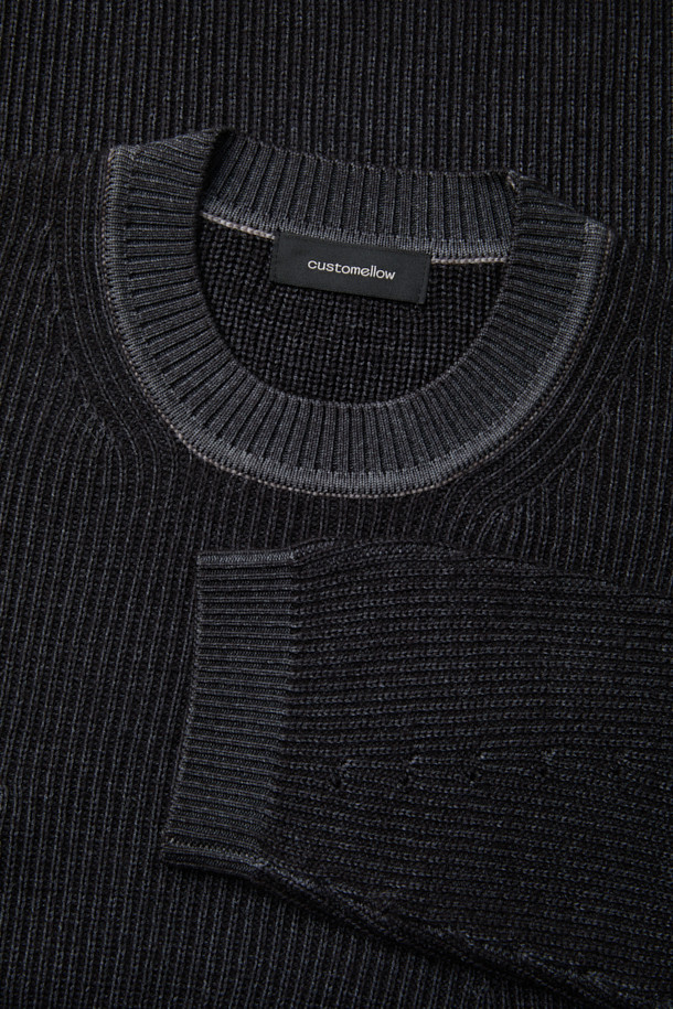 블랙 색상의 가먼트 다잉 라운드넥 스웨터입니다. 메리노울 100% 원사를 사용하여 부드러운 촉감을 선사하며, 매직워싱 가공으로 편안한 착용감을 느낄 수 있습니다. 릴랙스핏으로 제작되어 편안하고, 가을, 겨울 시즌 데일리룩이나 출근룩, 비즈니스 캐주얼에 적합합니다. 베이직, 미니멀, 클래식 스타일을 즐겨 입는 남성분들에게 추천합니다. 두꺼운 두께감의 긴소매 디자인으로 보온성을 높였습니다.
