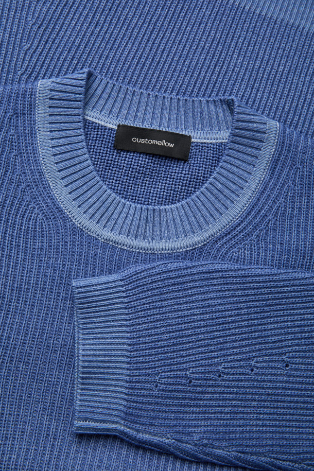 가먼트다잉 공법으로 제작된 블루 라운드넥 스웨터입니다. 울 소재로 제작되어 부드러운 촉감과 두꺼운 두께감으로 가을, 겨울철 따뜻하게 착용하기 좋습니다. 릴랙스핏으로 편안한 착용감을 선사하며, 베이직하고 캐주얼한 스타일로 다양한 룩에 매치하기 좋습니다. 매직워싱 가공을 거쳐 자연스러운 멋을 더했으며, 출근룩과 모임룩은 물론 캐주얼, 클래식, 미니멀 스타일까지 소화 가능한 활용도 높은 아이템입니다. 긴 소매 기장으로 보온성을 높였습니다.
