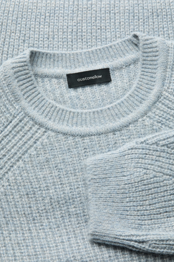 세련된 블루 메탈얀 넥 스웨터는 가을과 겨울, 당신의 스타일을 한층 끌어올려 줄 남성용 니트입니다. 부드러운 촉감의 폴리에스테르, 아크릴, 나일론, 메탈, 울 혼방 소재로 제작되어 편안한 착용감을 선사하며, 라운드넥과 긴 소매, 릴랙스 핏이 베이직하면서도 캐주얼한 무드를 연출합니다. 특히 메탈사가 더해져 은은하게 빛나는 세련된 컬러감이 돋보이며, 골지 패턴과 두꺼운 두께감으로 따뜻함까지 놓치지 않았습니다. 출근룩이나 모임룩 등 다양한 TPO에 활용 가능하며, 캐주얼, 클래식, 미니멀 스타일 모두 소화 가능한 매력적인 아이템입니다.
