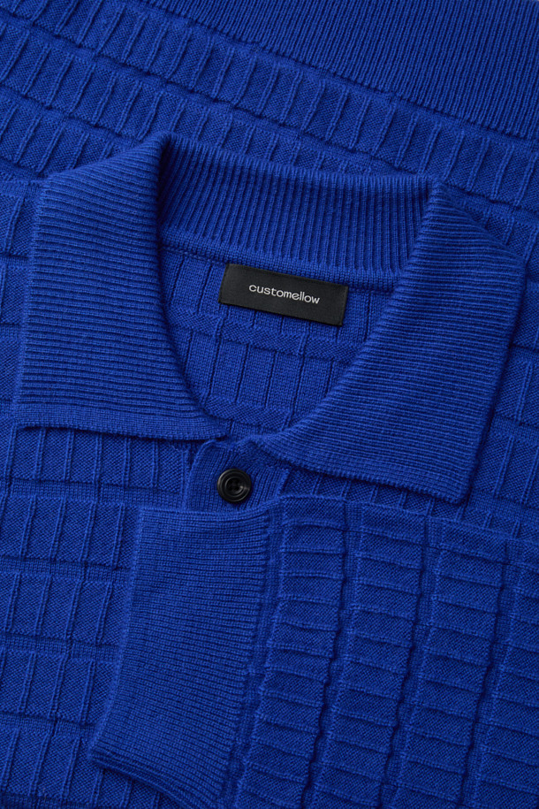 블루 칼라 파인 텍스쳐드 스웨터는 남성용 니트/스웨터로, 가을과 겨울에 착용하기 좋은 베이직 스타일의 제품입니다. 램스울 혼방 소재로 제작되어 부드러운 촉감과 두꺼운 두께감을 자랑하며, 크롭 기장과 릴랙스 핏으로 편안한 착용감을 선사합니다. 무지 패턴에 칼라넥 디자인, 긴 소매로 클래식, 미니멀, 캐주얼 스타일을 모두 소화할 수 있습니다. 특히, 독특한 조직감의 편직 디자인이 돋보이는 제품입니다.
