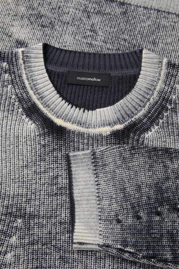 블랙 염색 라운드 넥 스웨터입니다. 메리노 울 100% 소재로 제작되어 부드러운 촉감을 선사하며, 가을과 겨울에 따뜻하게 입을 수 있습니다. 릴랙스 핏으로 편안함을 강조했으며, 베이직한 스타일로 다양한 룩에 활용하기 좋습니다. 출근룩이나 모임룩에 클래식, 미니멀, 캐주얼 스타일로 연출해 보세요. 뒷면에 백 프린팅 가공으로 포인트를 더했습니다.
