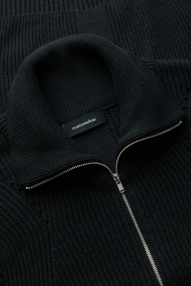 블랙 터틀넥 하프 집업 스웨터는 가을, 겨울 시즌에 어울리는 남성용 상의입니다. 부드러운 면과 울 혼방 소재로 제작되어 얇지만 보온성이 뛰어나며, 레귤러 핏으로 편안하게 착용 가능합니다. 미니멀하고 베이직한 디자인으로 출근룩, 비즈니스 캐주얼 등 다양한 TPO에 활용하기 좋습니다. 12GG 골조직 짜임과 하프 집업 디테일이 특징이며, 긴 소매와 터틀넥/하프넥 디자인으로 세련된 스타일을 연출합니다.
