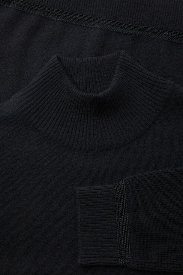 네, 알겠습니다. 주어진 정보를 바탕으로 블랙 터틀넥 스웨터에 대한 상세 설명을 작성하겠습니다.

**블랙 터틀넥 스웨터**

부드러운 울 소재로 제작되어 가을과 겨울, 포근한 착용감을 선사하는 블랙 터틀넥 스웨터입니다. 레귤러 핏에 긴 소매 기장으로, 베이직한 디자인과 두꺼운 두께감이 특징입니다. 출근룩, 비즈니스 캐주얼, 모임룩 등 다양한 TPO에 활용 가능하며, 클래식, 미니멀, 시크한 스타일을 연출하기 좋습니다. 무지 디자인에 배색 자수 포인트로 은은한 멋을 더했습니다.
