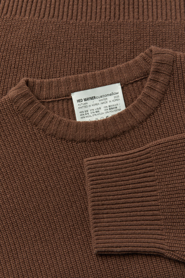 [HED MAYNER] 브라운 오버핏 울 스웨터는 가을, 겨울 시즌에 어울리는 남성용 니트입니다. 부드러운 촉감의 울, 나일론, 폴리에스터 혼방 소재로 제작되었으며, 두꺼운 두께감으로 따뜻함을 선사합니다. 라운드넥과 긴소매, 오버핏 디자인으로 미니멀하고 베이직한 스타일을 연출하며, 피셔맨 스웨터 디자인과 세로골 조직, 특수 가공 처리가 특징입니다. 출근룩, 데이트룩, 모임룩 등 다양한 TPO에 클래식, 미니멀, 캐주얼 스타일로 활용하기 좋습니다.
