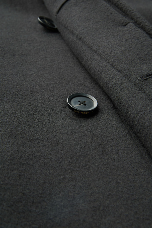 세련된 스타일을 완성하는 그레이 발마칸 코트입니다. 가을, 겨울 시즌에 어울리는 두꺼운 두께감으로 따뜻하게 착용 가능하며, 울, 캐시미어, 폴리에스터, 나일론, 아크릴, 레이온 등 다양한 소재 혼방으로 부드러운 촉감을 선사합니다. 래글런 소매 디자인과 레귤러핏으로 편안한 착용감을 제공하며, 버튼 여밈 방식과 미니멀하고 클래식한 디자인이 돋보입니다. 출근룩, 겨울 데일리룩, 오피스룩 등 다양한 TPO에 활용하여 시크한 스타일을 연출해보세요.
