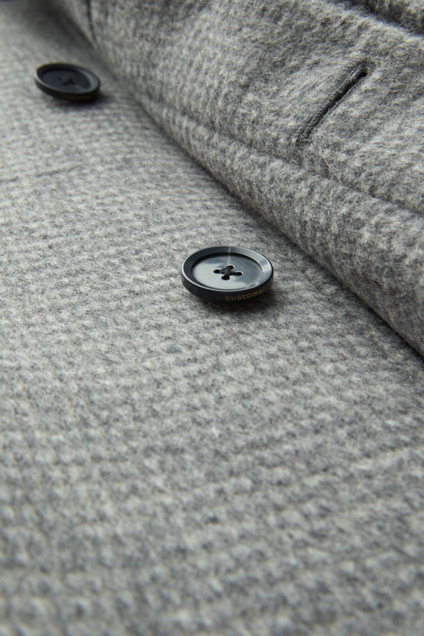 라이트 그레이 컬러의 패턴 발마칸 코트입니다. 울과 폴리에스테르 혼방 소재로 제작되어 가을과 겨울에 따뜻하게 착용할 수 있습니다. 클래식하고 미니멀한 스타일로, 래글런 소매와 레귤러 핏 디자인이 특징입니다. 출근룩, 겨울 데일리룩, 오피스룩 등 다양한 TPO에 활용하여 시크한 스타일을 연출해보세요.
