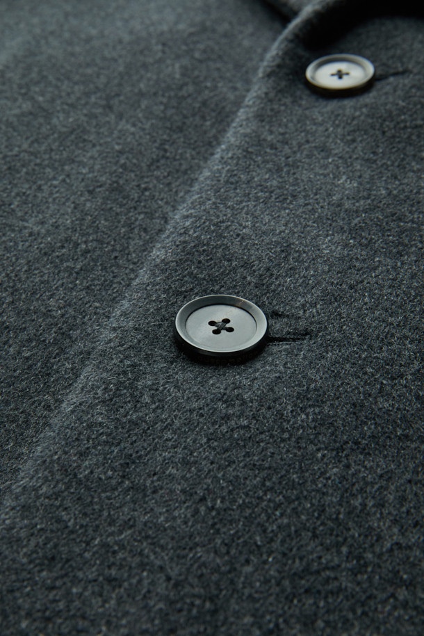 세련된 그레이 컬러의 울 체스터필드 코트입니다. 가을과 겨울, 두 계절에 걸쳐 우아하고 따뜻하게 착용할 수 있습니다. 레귤러 핏에 싱글 버튼 여밈으로 깔끔한 실루엣을 연출하며, 숄더 패드로 클래식한 무드를 더했습니다. 울, 폴리에스터, 캐시미어 등 다양한 소재 혼방으로 제작되어 고급스러운 촉감과 보온성을 제공합니다. 출근룩, 오피스룩은 물론, 겨울철 데일리룩까지 폭넓게 활용 가능한 아이템입니다.
