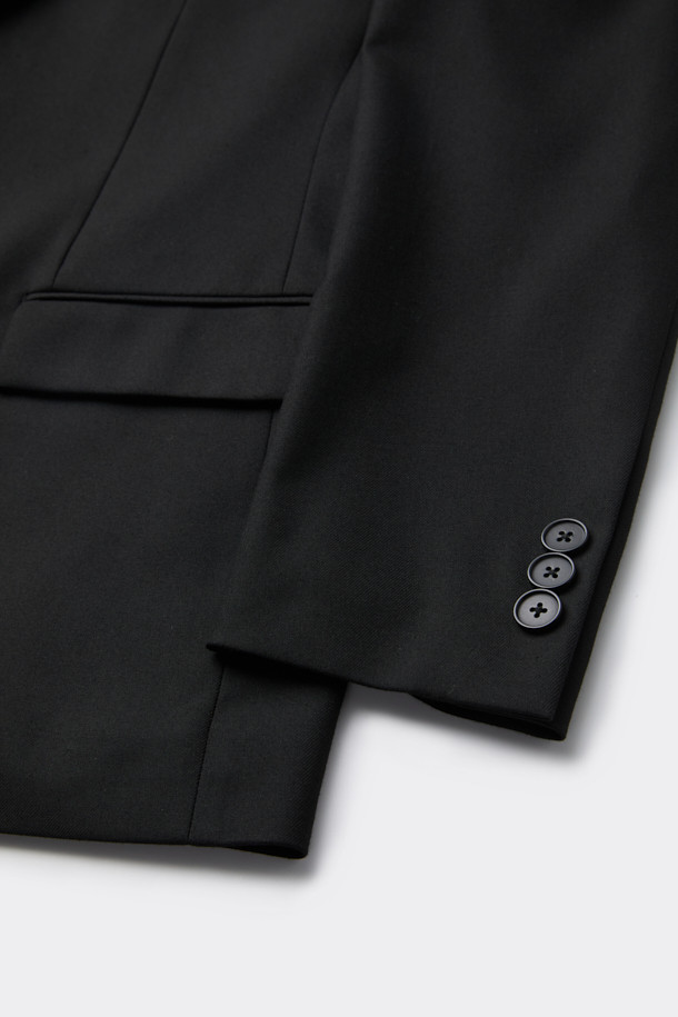 그레이 레귤러 핏 셋업 재킷은 남성 고객을 위한 베이직하고 클래식한 스타일의 자켓입니다. 봄, 가을 시즌에 적합하며, 얇은 두께감과 부드러운 촉감으로 편안하게 착용할 수 있습니다. 싱글 버튼 여밈 방식에 레귤러핏으로 제작되었으며, 무지 패턴으로 깔끔한 인상을 줍니다. 출근룩, 비즈니스 캐주얼, 모임룩 등 다양한 TPO에 활용 가능하며, 스트레치 기능이 있어 활동성을 높였습니다. 폴리에스테르, 레이온, 폴리우레탄 혼방 소재로 제작되어 내구성이 뛰어나고 관리가 용이합니다.
