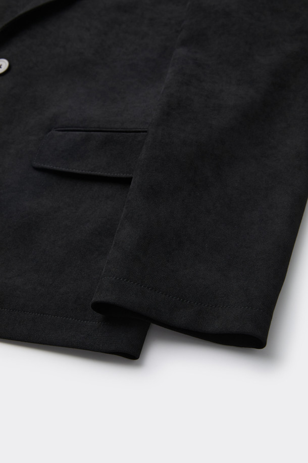 블랙 마일드 셋업 재킷은 남성 고객을 위한 베이직하고 캐주얼한 스타일의 블레이저입니다. 봄, 가을에 적합하며, 출근룩, 비즈니스 캐주얼, 모임룩 등 다양한 TPO에 활용할 수 있습니다. 레귤러 핏에 무지 디자인으로, 클래식, 미니멀, 캐주얼 스타일을 선호하는 분들께 추천합니다. 얇은 두께의 부드러운 폴리에스테르 소재로 제작되어 편안한 착용감을 선사하며, 싱글 버튼 여밈 방식과 긴 소매 기장으로 깔끔한 실루엣을 연출합니다. 언컨스트럭티드 셋업 디자인으로 가볍고 활동적인 느낌을 줍니다.
