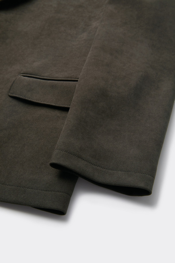 브라운 색상의 남성용 마일드 셋업 재킷입니다. 봄, 가을에 착용하기 좋은 얇은 두께의 블레이저 스타일 자켓으로, 레귤러 핏과 긴 소매 기장으로 제작되었습니다. 부드러운 폴리에스테르 소재로 편안한 착용감을 선사하며, 베이직하고 클래식한 무드를 연출합니다. 싱글 버튼 여밈 방식과 무지 패턴으로 미니멀한 디자인을 강조하여 출근룩, 비즈니스 캐주얼, 모임룩 등 다양한 TPO에 활용 가능합니다. 언컨스트럭티드 셋업 디자인으로 자연스러운 실루엣을 완성합니다.
