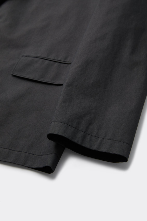 블랙 톤의 루즈 핏 코튼 셋업 재킷입니다. 얇은 두께감의 면 소재로 제작되어 봄, 가을 간절기에 착용하기 좋습니다. 싱글 버튼 디자인과 레귤러 기장으로, 캐주얼하면서도 미니멀한 무드를 연출합니다. 출근룩이나 비즈니스 캐주얼 스타일에도 잘 어울리며, 다양한 스타일링을 시도할 수 있습니다. 언컨스트럭티드 블레이저 스타일로 편안한 착용감을 선사합니다.
