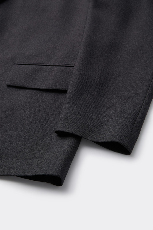 그레이 톤의 텍스처가 돋보이는 루즈핏 셋업 재킷입니다. 부드러운 촉감의 폴리에스테르와 울 혼방 소재로 제작되어 편안한 착용감을 선사합니다. 베이직하고 캐주얼한 스타일로, 봄, 가을에 출근룩, 비즈니스 캐주얼, 모임룩 등 다양한 TPO에 활용하기 좋습니다. 싱글 버튼 여밈과 라펠 디테일, 언컨스트럭티드 디자인이 특징이며, 블레이저 스타일의 레귤러 기장으로 클래식하고 미니멀한 무드를 연출합니다. 긴 소매의 무지 디자인으로 어떤 옷에도 쉽게 매치할 수 있습니다.
