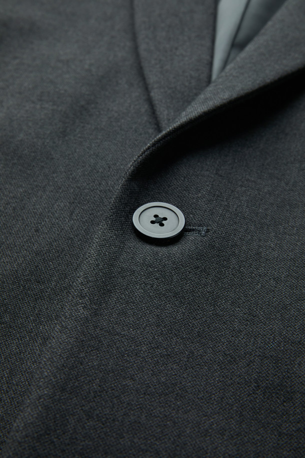 세련된 그레이 컬러의 Grey Loose Fit 셋업 재킷입니다. 레이온, 폴리에스테르, 폴리우레탄 혼방 소재로 제작되어 부드러운 촉감과 편안한 착용감을 선사합니다. 싱글 버튼 여밈 방식과 루즈핏 디자인으로 캐주얼하면서도 미니멀한 스타일을 연출하며, 출근룩과 모임룩 모두 소화 가능합니다. 긴 소매의 블레이저 스타일로, 무지 패턴의 디자인은 어떤 룩에도 쉽게 매치할 수 있습니다. 언컨스트럭티드 셋업으로 편안함과 스타일을 동시에 잡으세요.
