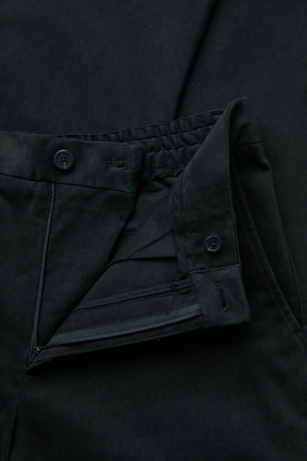 블랙 면 혼방 치노 팬츠입니다. 봄, 여름, 가을 계절에 어울리는 베이직하고 캐주얼한 스타일의 긴 바지입니다. 레귤러핏으로 편안하게 떨어지며, 하프 밴딩 처리되어 활동성을 높였습니다. 면과 폴리우레탄 혼용 소재로 제작되어 신축성이 있으며, 일상생활에서 데이트룩, 출근룩 등 다양하게 활용하기 좋습니다. 미니멀하고 클래식한 스타일을 연출하기에 적합한 아이템입니다.
