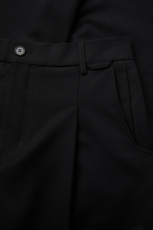 블랙 와이드 핏 팬츠는 일상, 오피스룩, 비즈니스 캐주얼, 출근룩에 모두 잘 어울리는 활용도 높은 슬랙스입니다. 레이온, 폴리에스테르, 울, 폴리우레탄 혼방 소재로 제작되어 부드러운 촉감과 편안한 착용감을 선사합니다. 미니멀하고 시크한 스타일을 연출하며, 사계절 내내 착용 가능합니다. 허리 부분은 하프 밴딩과 원턱 디테일로 편안함과 활동성을 더했습니다. 와이드 핏과 긴 기장으로 다리가 길어 보이는 효과를 줍니다.
