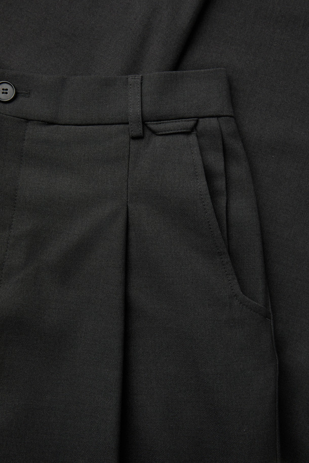 세련된 그레이 와이드 핏 슬랙스입니다. 레이온, 폴리에스테르, 울, 폴리우레탄 혼방 소재로 제작되어 부드러운 촉감과 편안한 착용감을 선사합니다. 베이직한 디자인에 무지 패턴으로 어떤 스타일에도 잘 어울리며, 하프 밴딩과 원턱 디테일로 활동성을 더했습니다. 오피스룩, 비즈니스 캐주얼, 모임룩 등 다양한 TPO에 활용 가능한 만능 아이템으로, 클래식, 미니멀, 시크한 스타일을 연출하기 좋습니다. 사계절 내내 활용 가능한 긴 기장의 와이드핏 팬츠로, 당신의 옷장에 필수적인 아이템이 될 것입니다.
