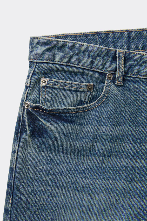 남성용 블루 레귤러 핏 데님 팬츠입니다. 캐주얼하고 베이직한 스타일로, 사계절 내내 활용하기 좋습니다. 스톤워싱과 과망워싱 처리되어 자연스러운 색감과 빈티지한 느낌을 더했습니다. 데이트룩, 쇼핑룩 등 다양한 TPO에 잘 어울리며, 미니멀, 클래식 스타일을 즐겨 입는 분들께 추천합니다. 면, 데님, 폴리우레탄 혼방 소재로 제작되었으며, 밑단은 좁아지는 테이퍼드 핏으로 디자인되었습니다.
