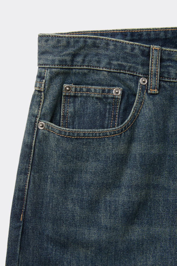 블루 스트레이트 핏 청바지는 남성용 데님 팬츠로, 베이직하고 캐주얼한 스타일을 연출합니다. 봄, 가을에 적합하며, 100% 면 소재로 제작되어 편안한 착용감을 선사합니다. 일자핏으로 다리가 길어 보이는 효과를 주며, 스톤워싱과 과망워싱 기법을 통해 자연스러운 워싱 디테일을 더했습니다. 데이트룩, 쇼핑룩 등 다양한 TPO에 활용 가능하며, 캐주얼, 미니멀, 클래식 스타일을 즐겨 입는 분들께 추천합니다.
