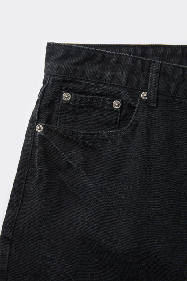 블랙 스트레이트 핏 데님 팬츠는 남녀 모두 착용 가능한 베이직하고 캐주얼한 스타일의 긴 바지입니다. 사계절 내내 활용할 수 있으며, 데이트룩, 쇼핑룩 등 다양한 TPO에 적합합니다. 면과 데님 혼방 소재로 제작되어 편안한 착용감을 선사하며, 스톤워싱 및 과망워싱 처리를 통해 자연스러운 워싱 디테일을 더했습니다. 일자핏의 스트레이트 핏으로 미니멀하고 클래식한 스타일을 연출하기 좋습니다.
