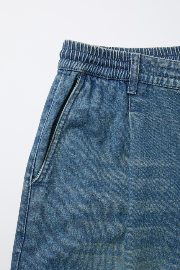 블루 루즈 핏 드로우스트링 청바지는 캐주얼한 스타일을 연출하기 좋은 남성용 데님 팬츠입니다. 면과 데님 혼방 소재로 제작되어 편안한 착용감을 선사하며, 봄, 여름, 가을 계절에 활용하기 좋습니다. 루즈핏으로 활동성을 높였으며, 허리 부분의 스트링과 워싱 가공 디테일이 돋보입니다. 동네 마실룩, 여행룩, 휴가룩 등 다양한 TPO에 맞춰 미니멀하고 시티보이 스타일을 완성해보세요. 무지 디자인과 블루 컬러의 조화는 어떤 상의와도 잘 어울려 데일리룩으로 활용하기 좋습니다.
