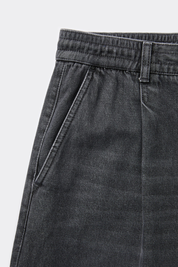 그레이 루즈핏 드로우 스트링(Drawstring) 청바지는 캐주얼, 미니멀, 시티보이 스타일을 연출하기 좋은 데님 반바지입니다. 봄, 여름, 가을 시즌에 활용하기 좋으며, 일상복으로 편안하게 입을 수 있습니다. 부드러운 면과 데님 소재 혼방으로 제작되어 편안한 착용감을 선사합니다. 허리 부분의 밴딩과 스트링 디테일로 활동성을 높였으며, 루즈핏 디자인으로 여유로운 실루엣을 연출합니다. 동네 마실룩이나 여행룩에 매치하여 스타일리시함을 더해보세요.
