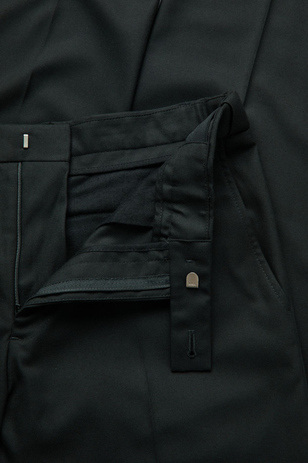 그레이 레귤러 핏 셋업 팬츠는 포멀하고 세련된 스타일을 연출하는 남성용 정장 바지입니다. 레이온, 폴리에스터, 폴리우레탄 혼방 소재로 제작되어 부드러운 촉감과 편안한 착용감을 선사합니다. 사계절 내내 활용 가능하며, 셋업으로 착용하여 더욱 완성도 높은 오피스룩, 비즈니스 캐주얼, 회의룩을 연출할 수 있습니다. 클래식, 미니멀, 시크한 스타일을 선호하는 남성분들께 추천하며, 레귤러 핏으로 제작되어 편안하면서도 깔끔한 실루엣을 제공합니다. 무지 디자인으로 어떤 상의와도 쉽게 매치할 수 있어 활용도가 높습니다.
