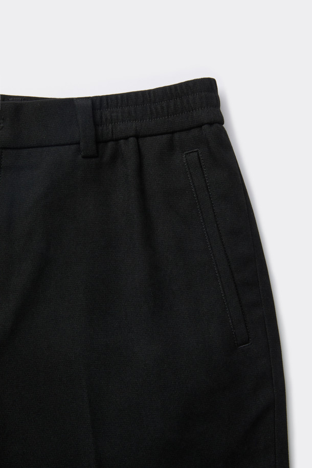 블랙 마일드 셋업 팬츠는 폴리에스테르와 폴리우레탄 혼방 소재로 제작되어 부드러운 촉감을 선사합니다. 레귤러 핏으로 제작되어 편안한 착용감을 제공하며, 하프 밴딩 디테일로 활동성을 더했습니다. 포멀한 스타일을 연출하며, 오피스룩, 비즈니스 캐주얼, 출근룩에 적합합니다. 클래식, 미니멀, 시크한 스타일을 선호하는 분들께 추천하며, 셋업으로도 활용 가능합니다. 무지 패턴의 블랙 컬러로 어떤 상의와도 쉽게 매치할 수 있습니다.
