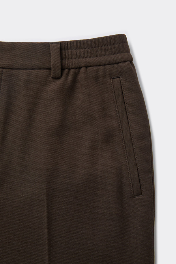 브라운 톤의 부드러운 촉감이 돋보이는 "브라운 마일드 셋업 팬츠"입니다. 폴리에스테르와 폴리우레탄 혼방 소재로 제작되어 편안한 착용감을 선사하며, 레귤러 핏으로 깔끔한 실루엣을 연출합니다. 포멀한 스타일과 미니멀, 시크한 무드를 동시에 만족시켜 오피스룩, 비즈니스 캐주얼, 모임룩 등 다양한 TPO에 활용하기 좋습니다. 무지 패턴으로 어떤 상의와도 쉽게 매치할 수 있으며, 하프 밴딩 디테일로 편안함까지 더했습니다. 세트 착장이 가능하여 더욱 완성도 높은 스타일을 연출할 수 있습니다.
