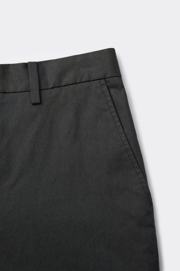 블랙 루즈 핏 면 혼방 셋업 팬츠는 포멀한 스타일을 추구하는 당신을 위한 완벽한 선택입니다. 출근룩, 비즈니스 캐주얼, 모임룩 등 다양한 TPO에 활용 가능하며, 클래식, 미니멀, 시크한 무드를 연출합니다. 면, 나일론, 폴리에스테르 혼방 소재로 제작되어 편안한 착용감을 선사하며, 루즈 핏 디자인으로 활동성을 높였습니다. 히든 밴딩 처리로 깔끔한 허리 라인을 유지하며, 셋업으로 스타일리시한 룩을 완성할 수 있습니다. 무지 패턴의 긴 기장 바지로, 어떤 상의와도 쉽게 매치하여 세련된 스타일을 연출해 보세요.
